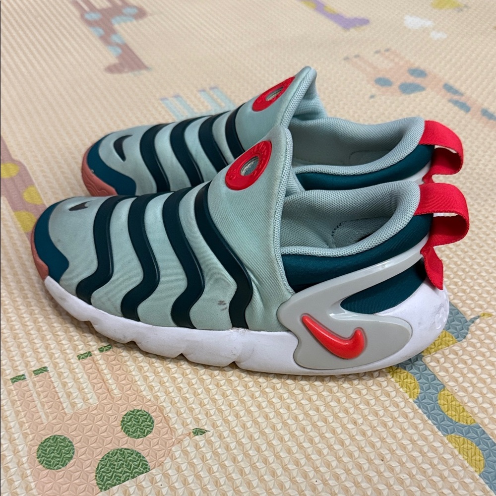 Nike Dynamo Go Flyease, Pre-Loved size 2Y
